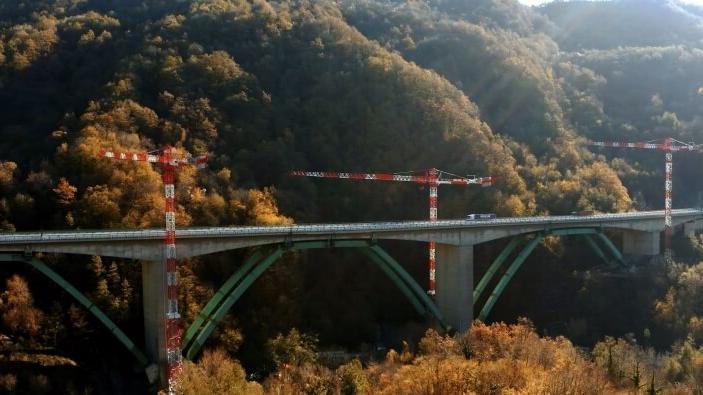 Europes-largest-ever-Potain-top-slewing-cranes-tackle-massive-Gravagna-viaduct-refurbishment-in-Italy-1.jpg